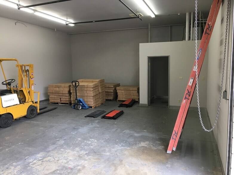 215 W Palm Ave, Burbank, CA à louer - Photo de l’immeuble – Image 3 sur 8
