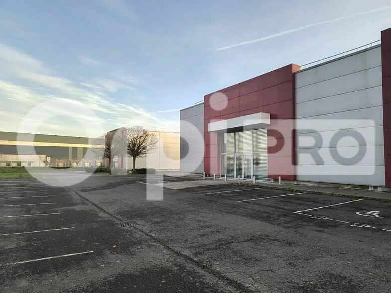Local d’activités dans Bétheny à louer - Photo de l’immeuble – Image 1 sur 8