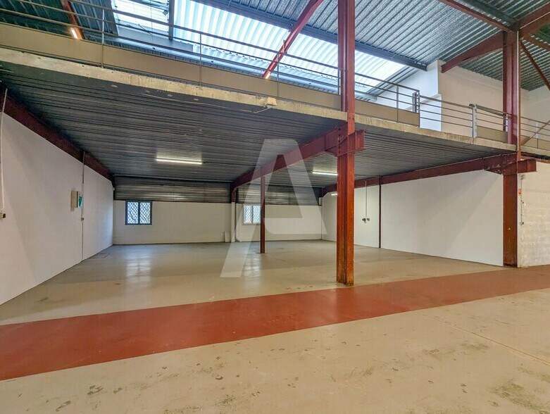 20 Rue Augustin Fresnel, Coignières à louer - Photo de l’immeuble – Image 2 sur 11