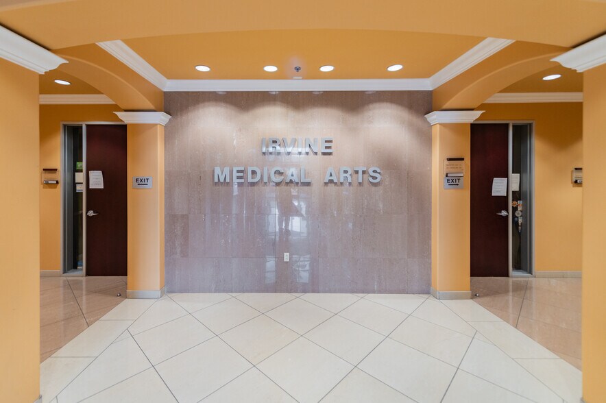 113 Waterworks Way, Irvine, CA à vendre - Photo de l’immeuble – Image 2 sur 37