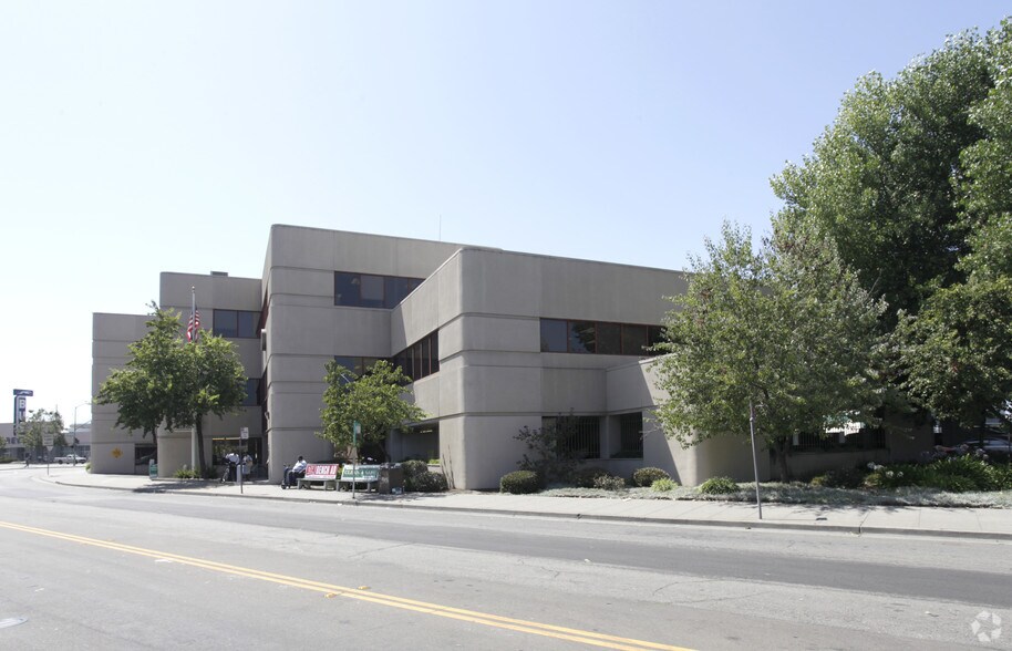2221 Martin Luther King Jr Way, Oakland, CA à louer - Photo de l’immeuble – Image 2 sur 2