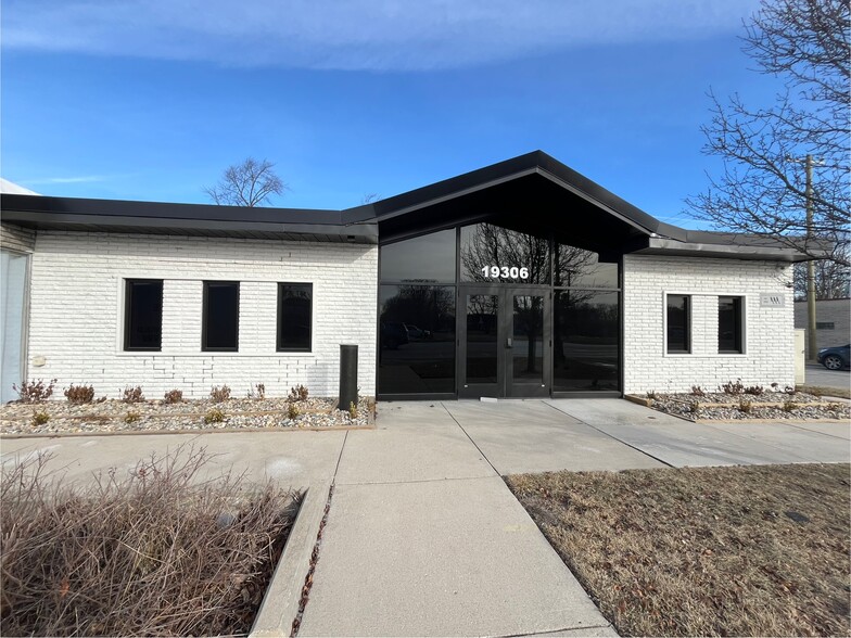 19306 Ecorse Rd, Allen Park, MI à louer - Photo de l’immeuble – Image 1 sur 3