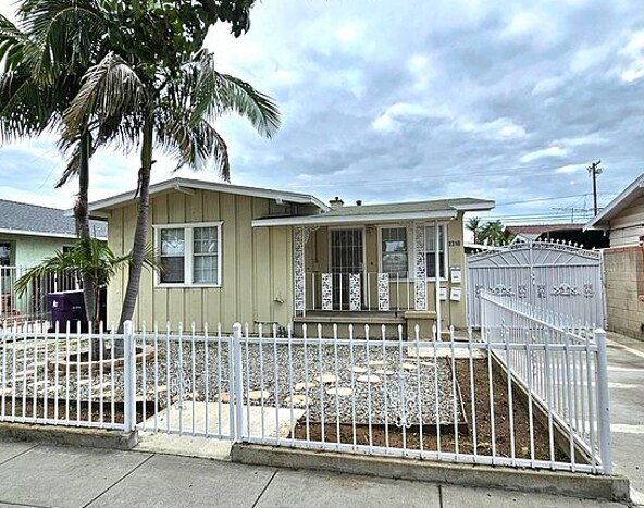 2310 Elm Ave, Long Beach, CA à vendre - Photo principale – Image 1 sur 8