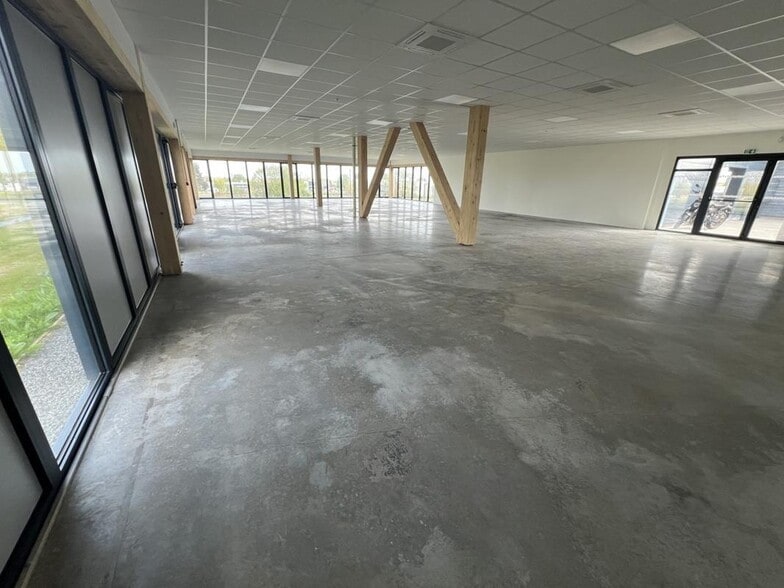 Bureau dans DOUVRES-LA-DÉLIVRANDE à vendre - Photo de l’immeuble – Image 1 sur 11