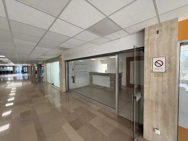 Local commercial dans Fréjus à louer - Photo de l’immeuble – Image 2 sur 22