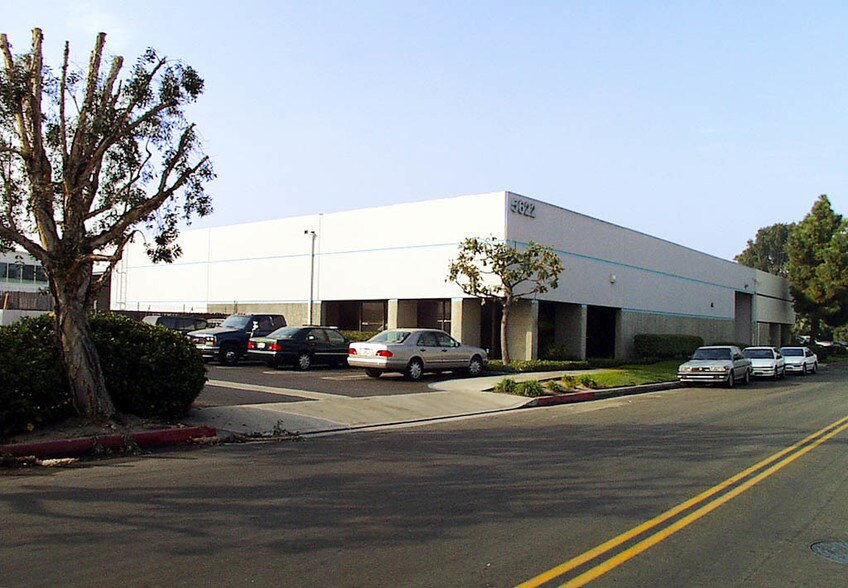 5622 Engineer Dr, Huntington Beach, CA à louer - Photo de l’immeuble – Image 2 sur 3