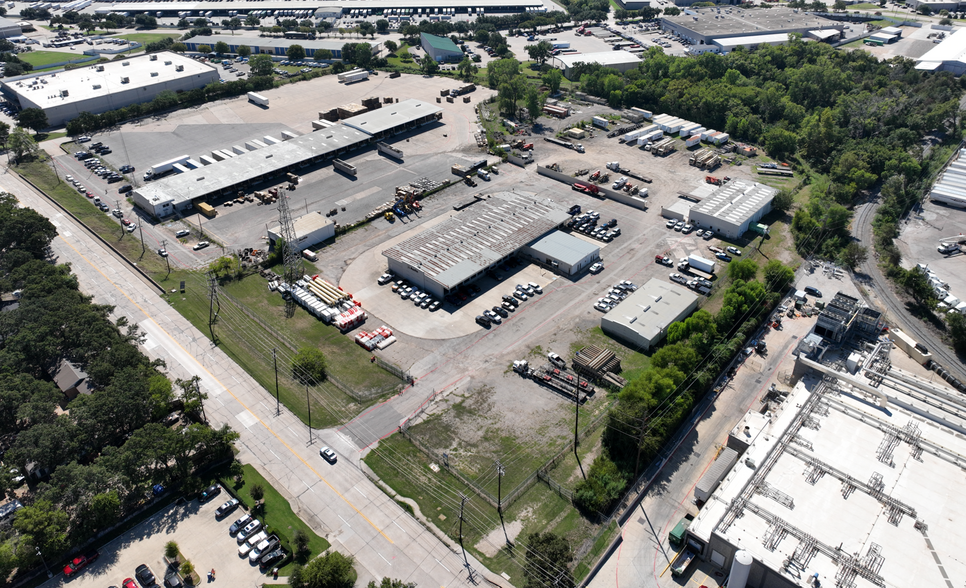 2320 E Union Bower Rd, Irving, TX à louer - Photo de l’immeuble – Image 2 sur 5