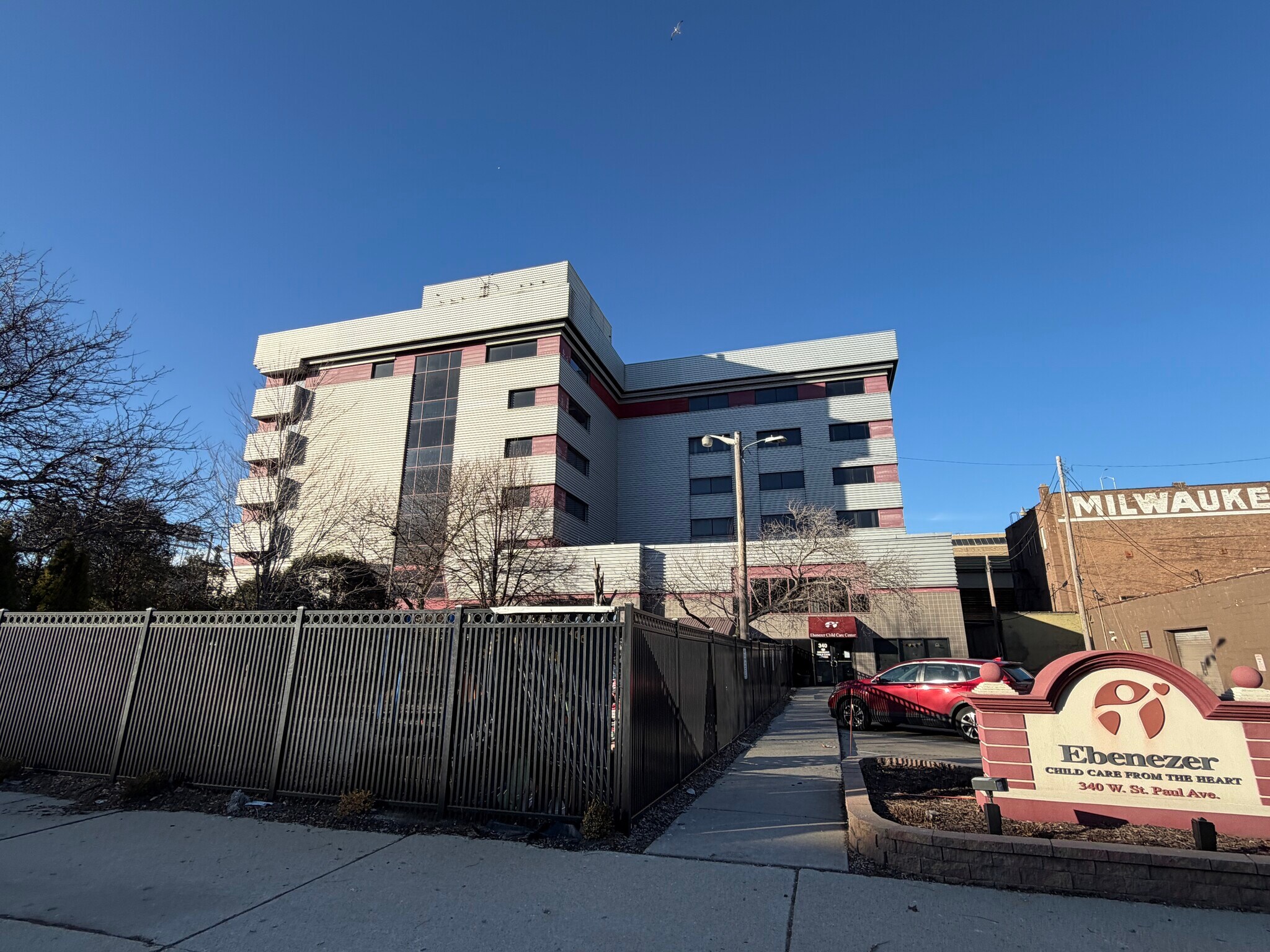 350 W Saint Paul Ave, Milwaukee, WI à vendre Photo principale– Image 1 sur 8