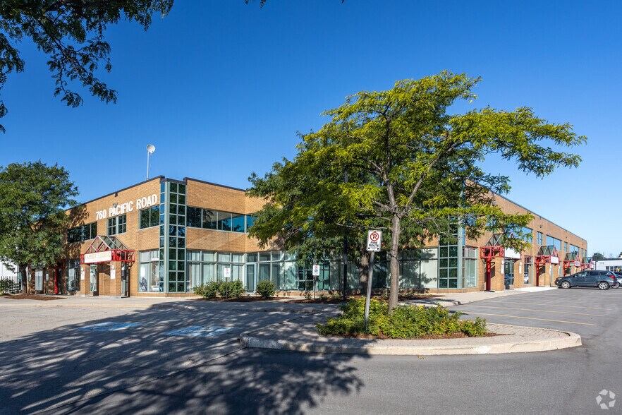 760 Pacific Rd, Oakville, ON à louer - Photo de l’immeuble – Image 1 sur 8