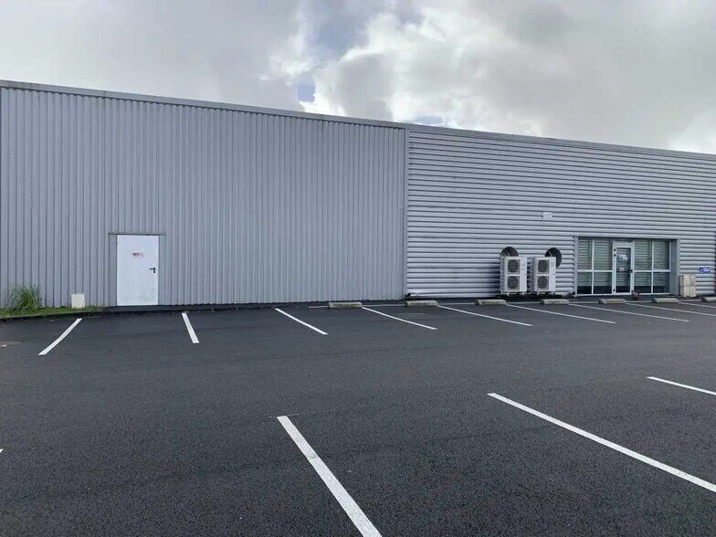 Bureau dans Saint-André-de-Cubzac à louer - Photo de l’immeuble – Image 3 sur 10