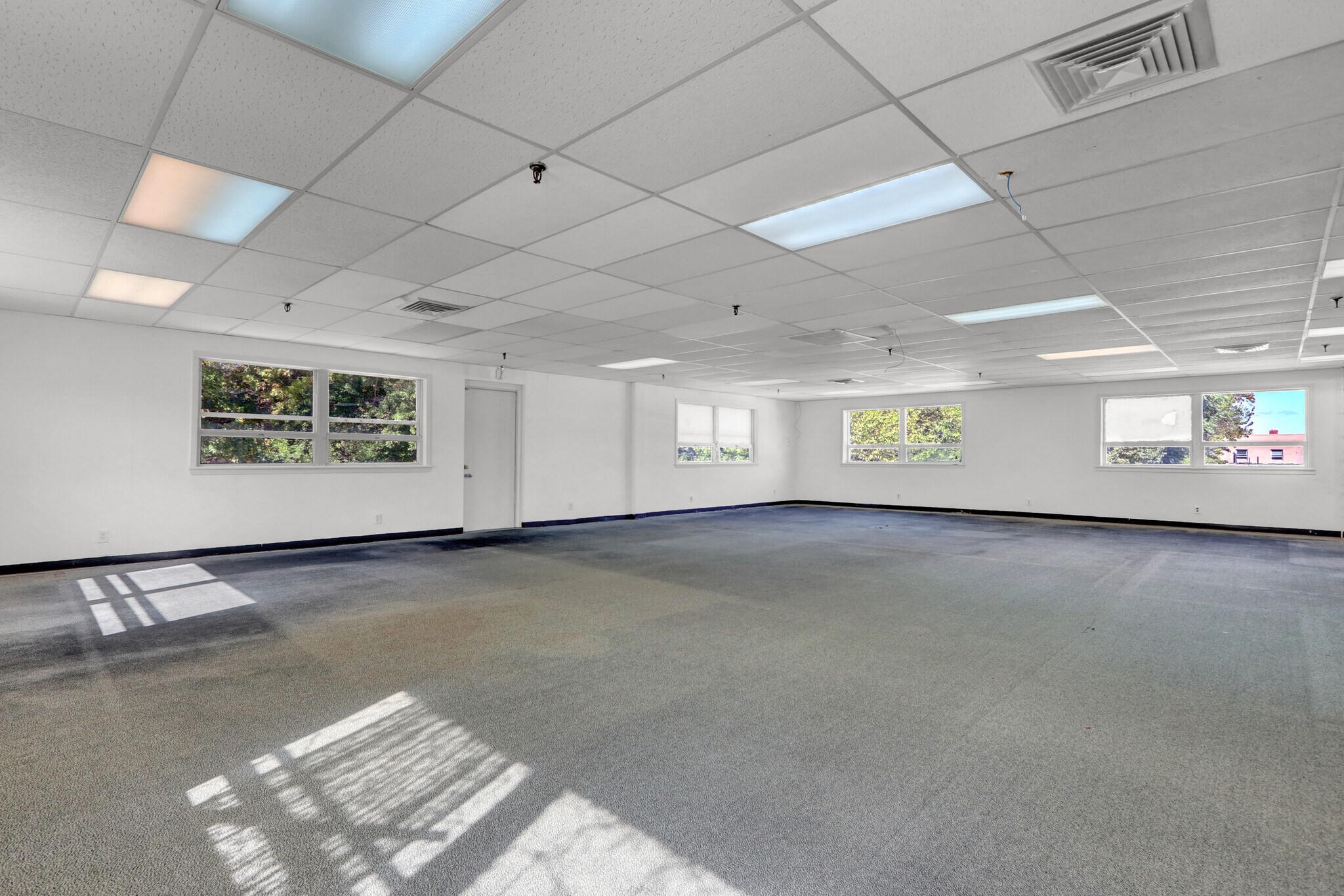 1438 Wantagh Ave, Wantagh, NY à louer Photo principale– Image 1 sur 16