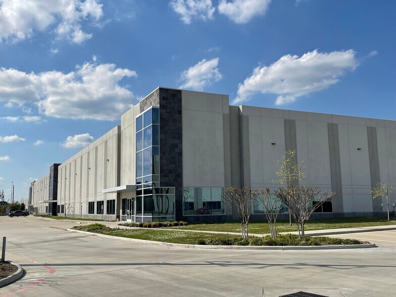 8550 Fallbrook Dr, Houston, TX à louer - Photo de l’immeuble – Image 1 sur 2