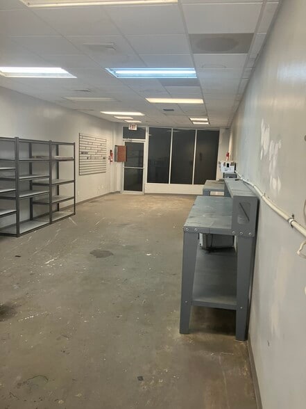 2068 Jericho Tpke, East Northport, NY à louer - Photo intérieure – Image 3 sur 4