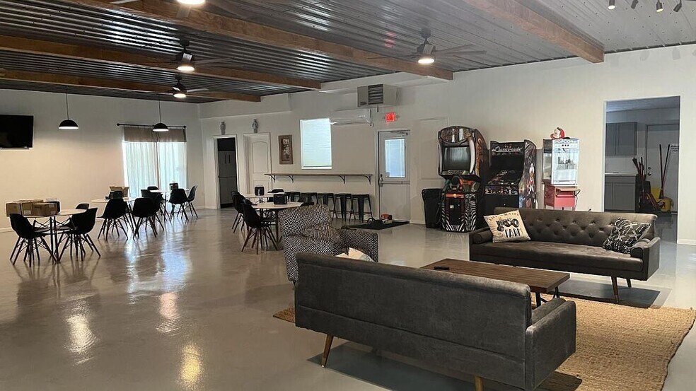 16102 NE-36, Bennington, NE à vendre - Hall d’entrée – Image 2 sur 3