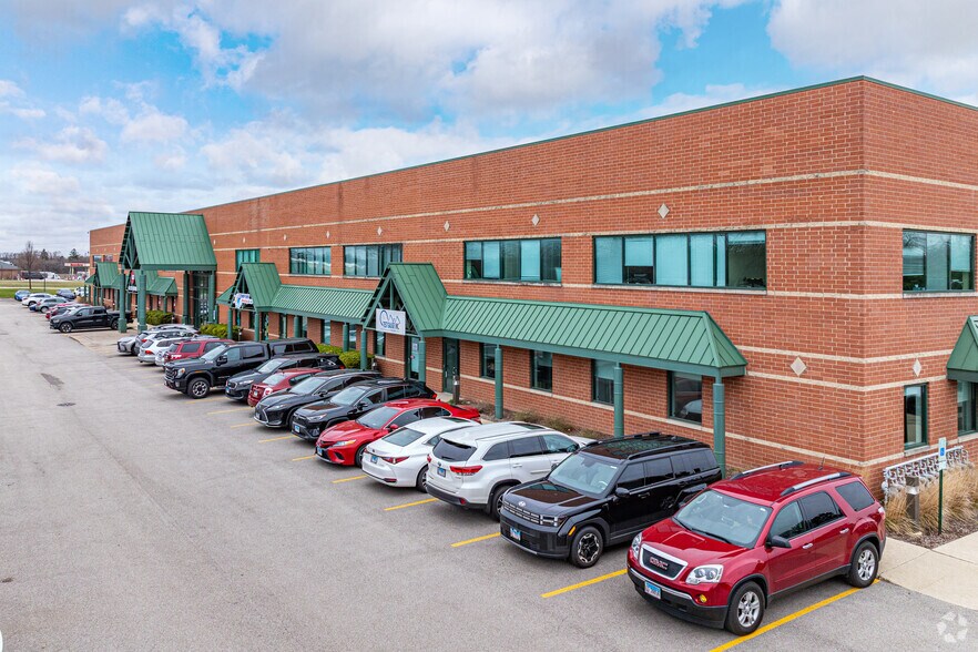 1051 E Main St, East Dundee, IL à louer - Photo principale – Image 1 sur 5