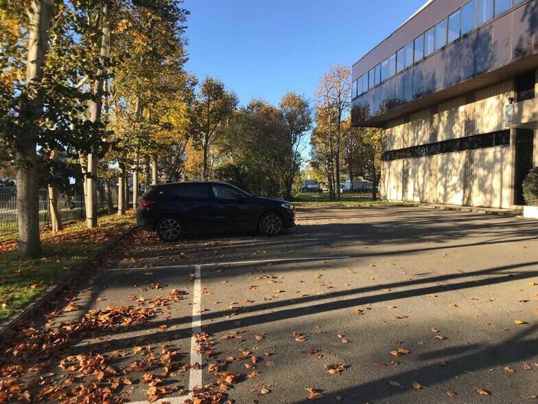 16 Rue Albert Einstein, Trappes à louer - Photo de l’immeuble – Image 2 sur 8