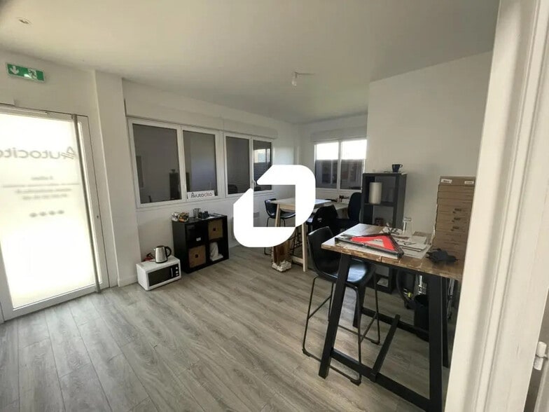 Local d’activités dans Cernay-lès-Reims à louer - Photo de l’immeuble – Image 3 sur 7