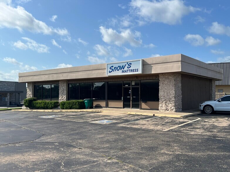 1427 W Will Rogers Blvd, Claremore, OK à louer - Photo de l’immeuble – Image 1 sur 3
