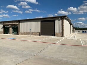 6427 Highway 105, Conroe, TX à louer Photo de l’immeuble– Image 1 sur 13