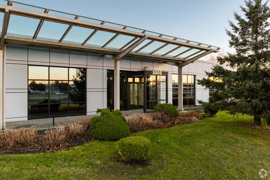 3000 Aut Transcanadienne, Pointe-claire, QC à louer - Photo de l’immeuble – Image 3 sur 8