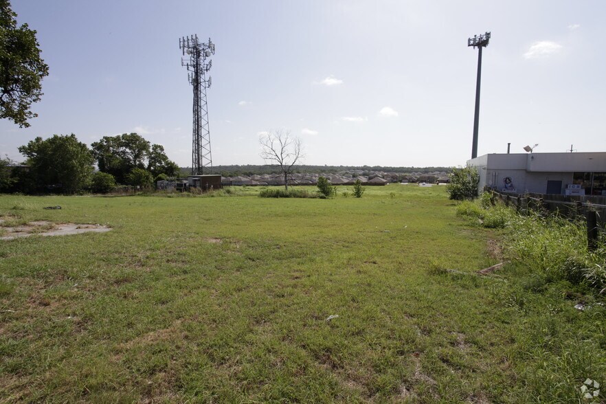 817 E Loop 820, Fort Worth, TX à louer - Photo principale – Image 1 sur 2