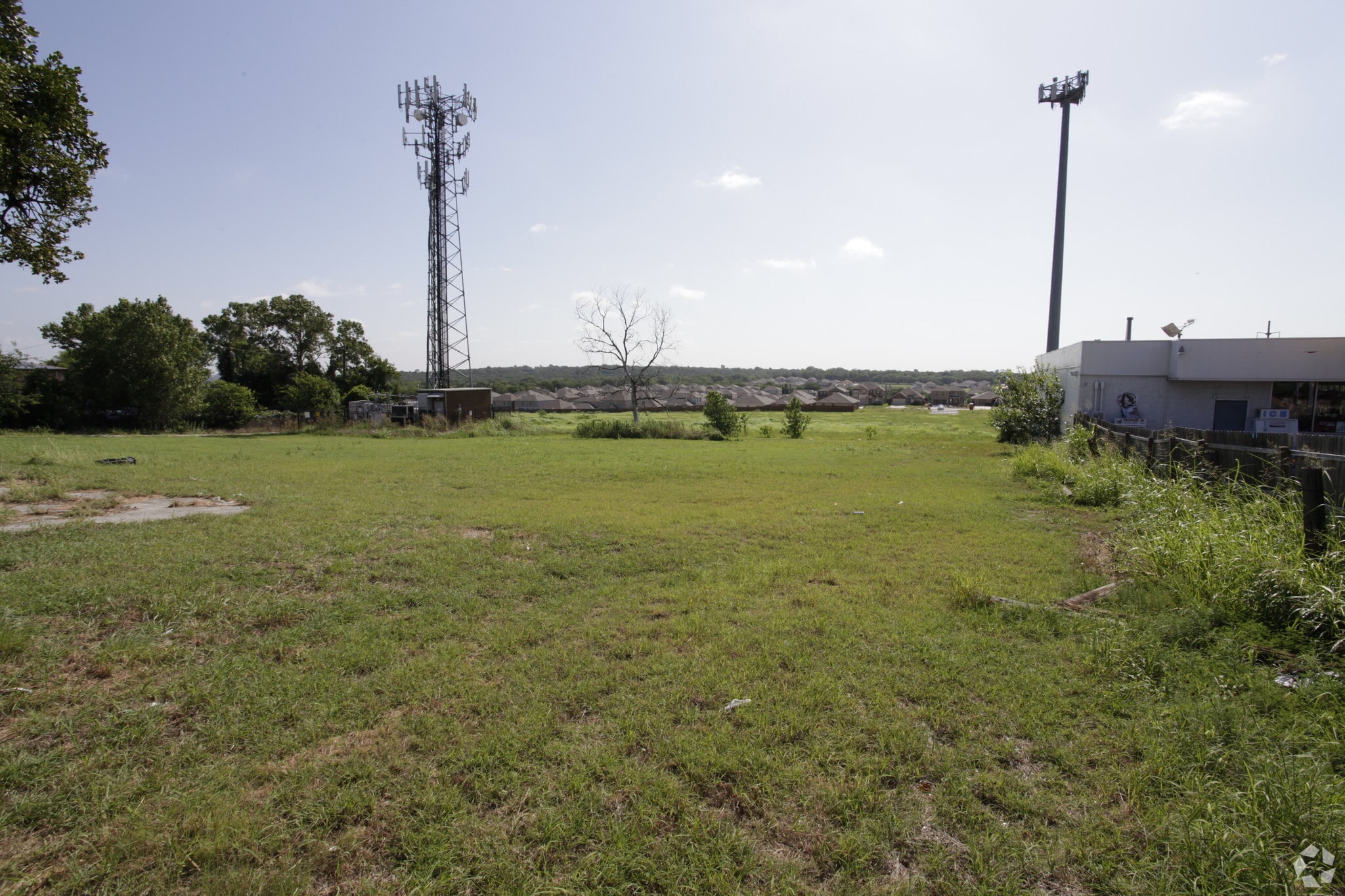 817 E Loop 820, Fort Worth, TX à louer Photo principale– Image 1 sur 3