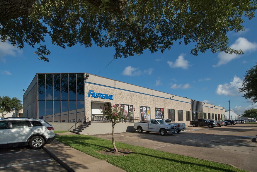 9189 Winkler Dr, Houston, TX à louer - Photo de l’immeuble – Image 3 sur 9