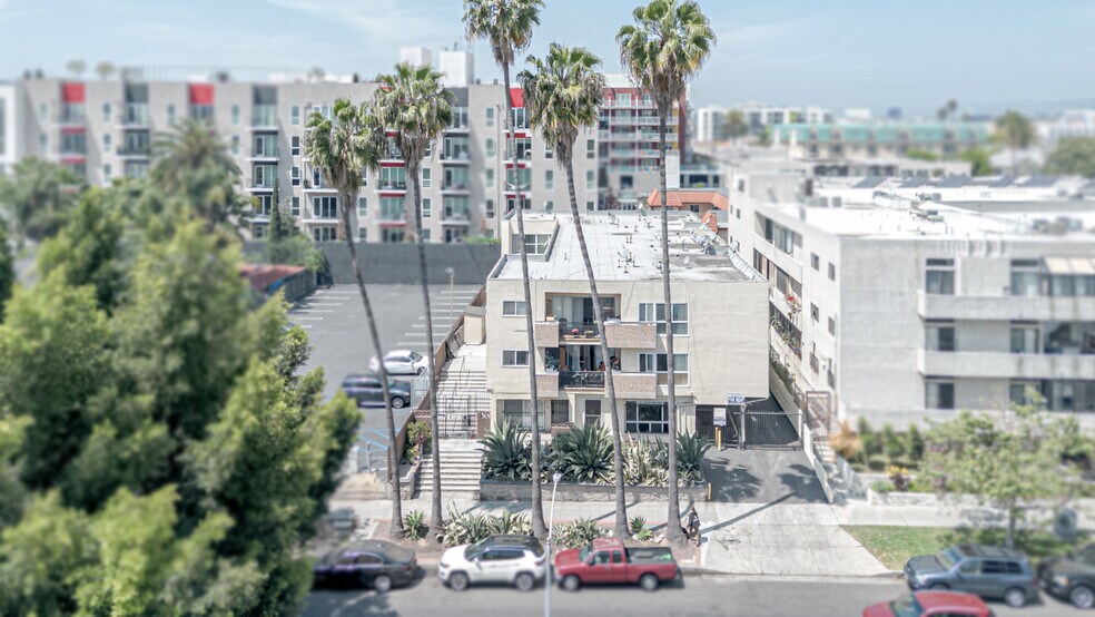 741 S Hobart Blvd, Los Angeles, CA à vendre - Photo de l’immeuble – Image 1 sur 28