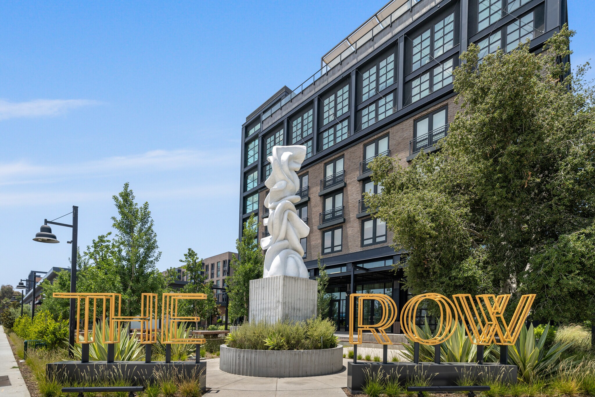 2010 E Warner Ave, Santa Ana, CA à louer Photo principale– Image 1 sur 13