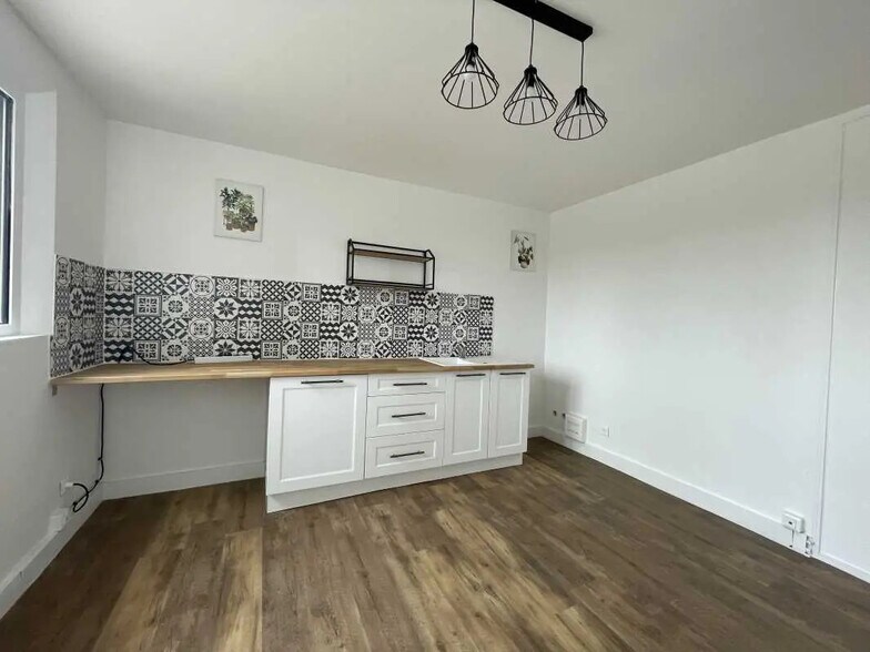 Bureau dans Allonne à louer - Photo de l’immeuble – Image 1 sur 7