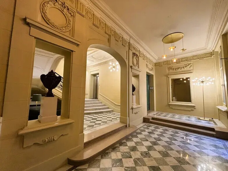 16 Avenue De Friedland, Paris à louer - Photo de l’immeuble – Image 2 sur 8