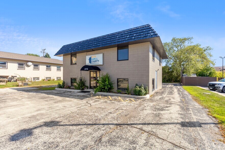 2713 S Chicago Ave, South Milwaukee, WI à vendre - Photo de l’immeuble – Image 1 sur 23