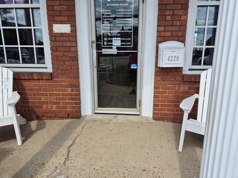 4228 Brownsville Rd, Brentwood, PA à vendre - Photo de l’immeuble – Image 2 sur 13