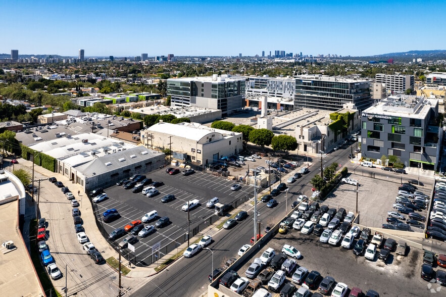 7000 Romaine St, Los Angeles, CA à louer - Aérien – Image 3 sur 46