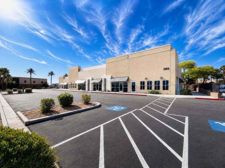 295 E Warm Springs Rd, Las Vegas, NV à louer - Photo de l’immeuble – Image 3 sur 4