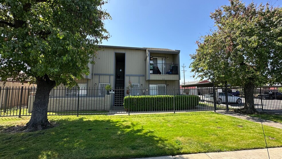 610 E Pine St, Lodi, CA à vendre - Photo de l’immeuble – Image 2 sur 19