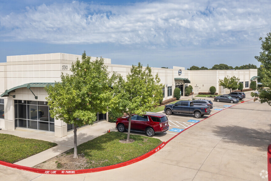 530 E Corporate Dr, Lewisville, TX à louer - Photo de l’immeuble – Image 2 sur 8