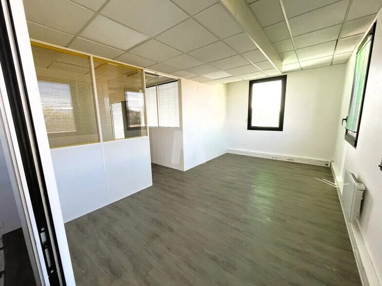 Bureau dans Évry-Courcouronnes à vendre - Photo de l’immeuble – Image 2 sur 9