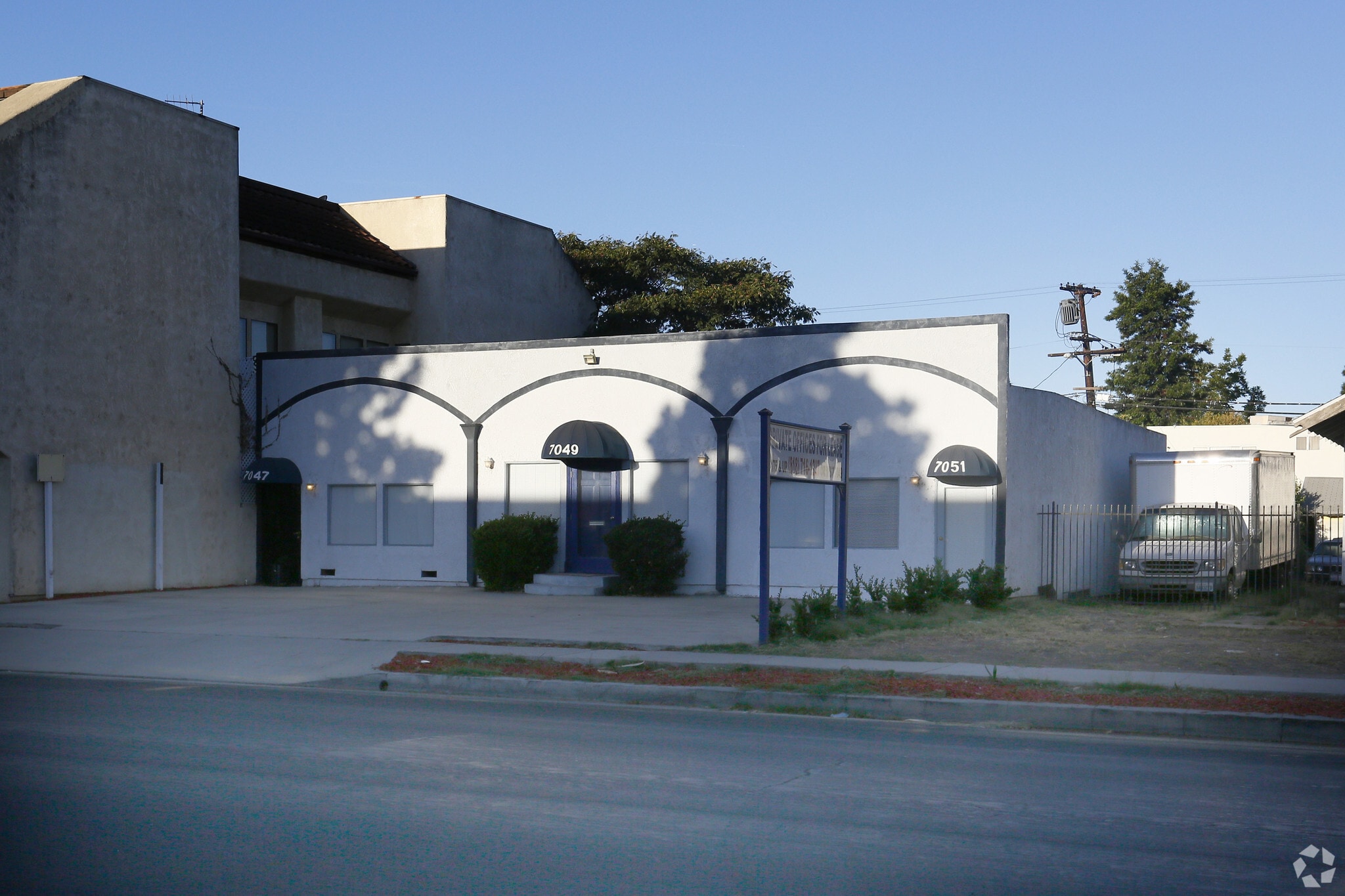 7049 Owensmouth Ave, Canoga Park, CA à louer Photo principale– Image 1 sur 10