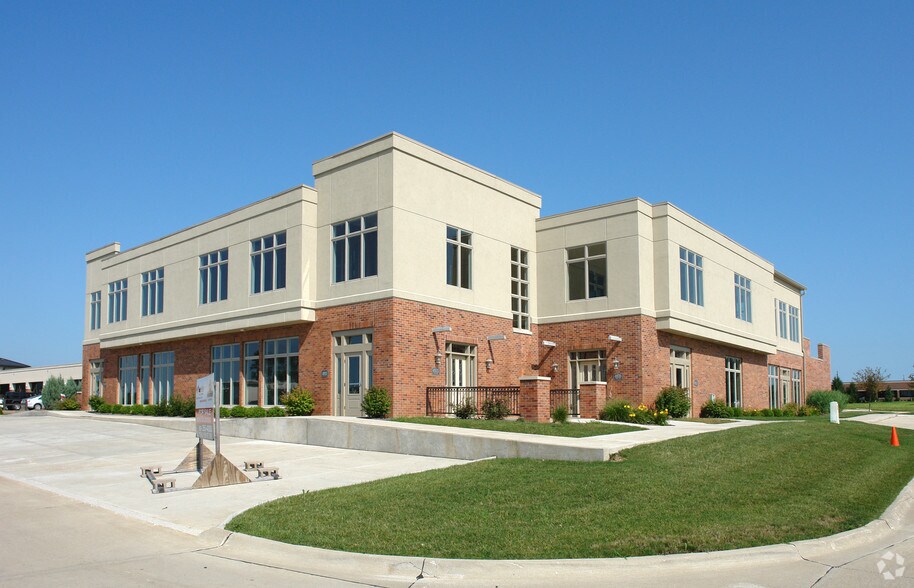 4927-4947 Utica Ridge Rd, Davenport, IA à louer - Photo principale – Image 1 sur 6