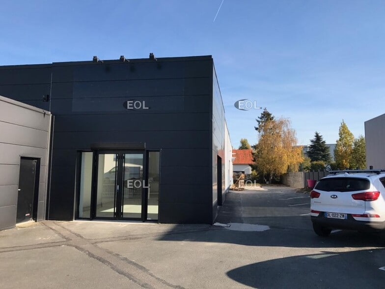 Local d'activités dans Pontault-Combault à vendre - Photo de l’immeuble – Image 1 sur 5