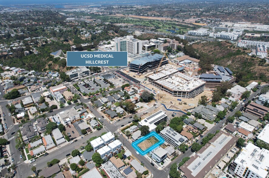 220 Montecito Way, San Diego, CA à vendre - Photo de l’immeuble – Image 1 sur 4