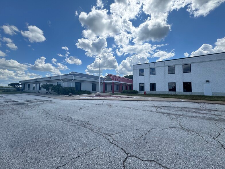 27681 Cummings Rd, Millbury, OH à louer - Photo de l’immeuble – Image 2 sur 11