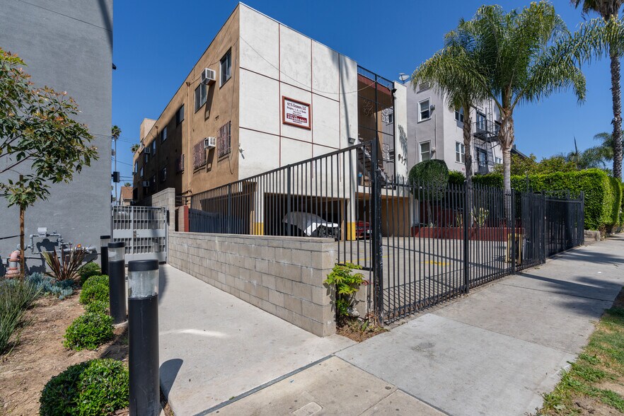 917 S Kenmore Ave, Los Angeles, CA à vendre - Photo de l’immeuble – Image 1 sur 8