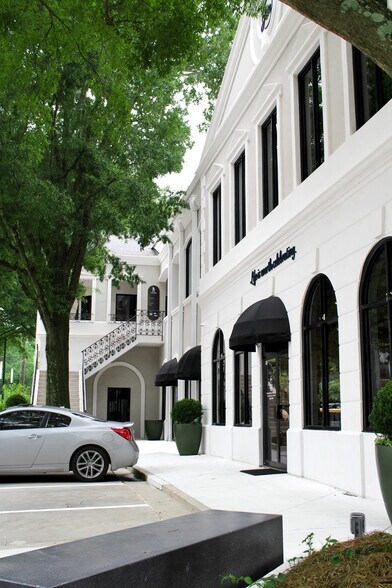 2300 Peachtree Rd NW, Atlanta, GA à louer - Photo de l’immeuble – Image 2 sur 5