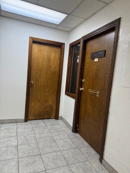 1023 N Hollywood Way, Burbank, CA à louer - Photo de l’immeuble – Image 2 sur 18