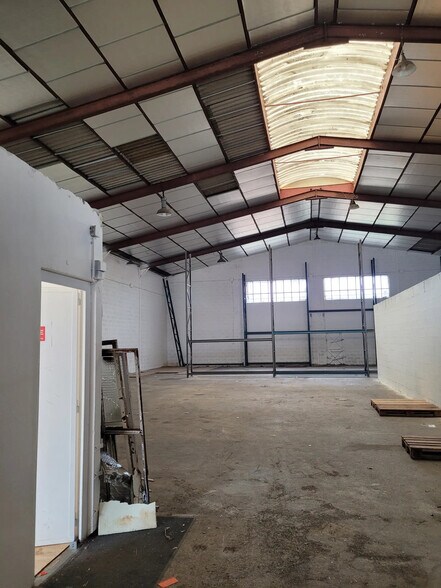 Local d'activités dans Saint-Bonnet-de-Mure à vendre - Photo de l’immeuble – Image 2 sur 4