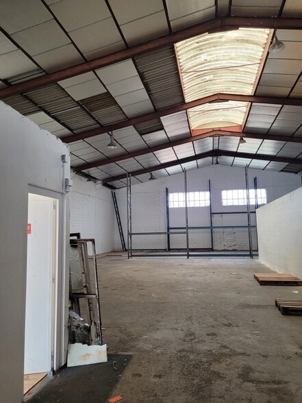 Local d'activités dans Saint-Bonnet-de-Mure à vendre - Photo intérieure – Image 2 sur 4