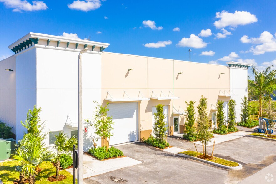 7451 Riviera Blvd, Miramar, FL à louer - Photo principale – Image 3 sur 3