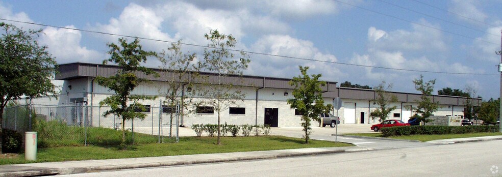 2074 Platinum Rd, Apopka, FL à louer - Photo de l’immeuble – Image 3 sur 13